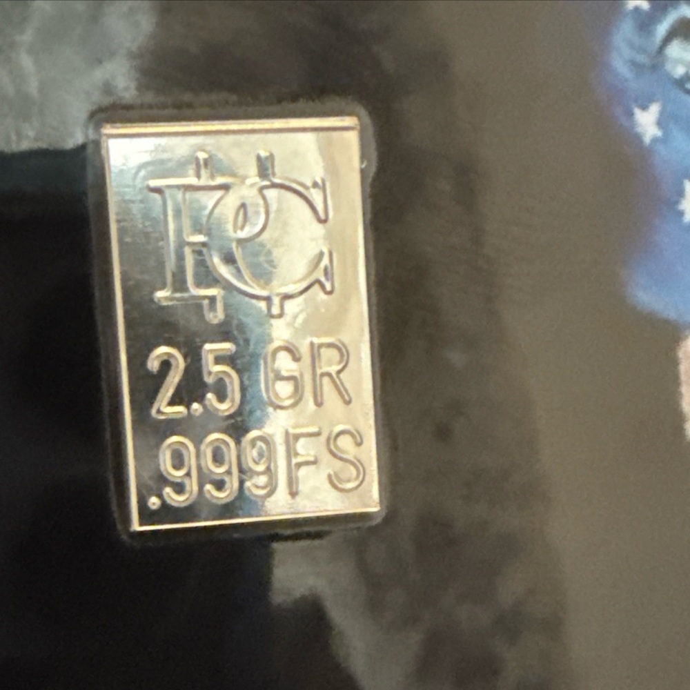 2.5 grams.999 FS bar on a Trump with the American Flag motif - Picture 2 of 3